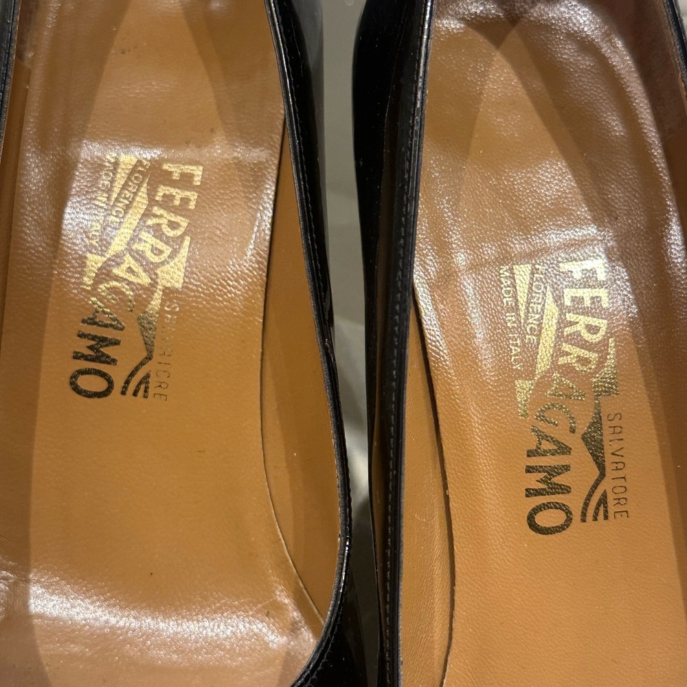 Salvatore Ferragamo Vintage Black Patent Leather Office Siren Pumps- Size 9 - Picture 4 of 7
